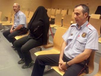 L’imputat ahir al judici, tapant-se amb un jersei i custodiat per dos mossos d’esquadra  G. P. / El Punt Avui