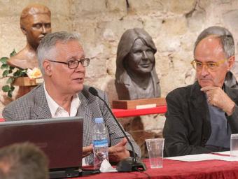 Josep Tarrés i Josep Cruanyes, al Temple Romà de Vic, a la presentació de l’estudi sobre la mort de Xavier Rifà que han fet a partir de la r Jordi Puig