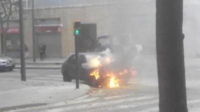 El coche incendiat a l'avinguda dels Països Catalans Francisco Cano