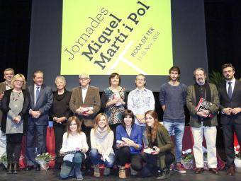 Foto de família de guanyadors i organitzadors dels premis, amb Mayor Zaragoza Albert Llimós