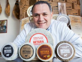 Ramon Berengueras, amb els cinc formatges premiats al World Cheese Awards) Marc Sanyé