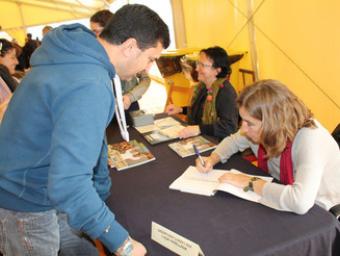 Ada Parellada signant llibres a la festa de la mongeta Ajuntament de les Franqueses