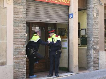 Agents dels Mossos custodiant l’entrada del bar on va hi va haver la ganivetada albert alemany