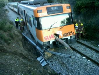Imatge del tren accidentat entre la Garriga i Figaró amb els serveis d’emergència a la zona Ramon Ferrandis