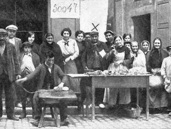 L’expenedor dels bitllets de la grossa de Nadal amb un grup d’afortunats de la loteria, l’any 1914 a Ripoll. Al fons, un cartell amb el número premiat