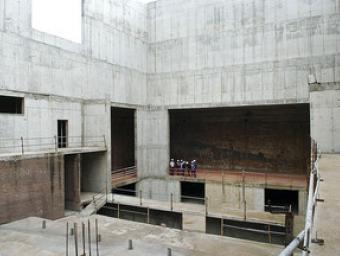 L’interior del centre cultural de Corró d’Avall, un teatre que va quedar a mig fer i que canviarà d’usos Ramon Ferrandis