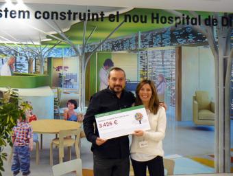 Jordi Crous, cofundador i director comercial de Happyludic, i Mariana Romero de l’equip de fundraising de l’Hospital Sant Joan de Déu