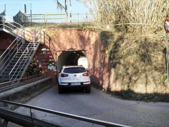 La connexió entre Bellavista i Corró d’Avall es fa ara a través d’un túnel estret per sota de la via del tren Ramon Ferrandis