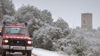 Un vehicle dels Bombers circulant per la pista forestal que dóna accés a Puiggraciós Jordi Rodoreda