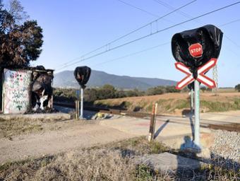 Personal d’Adif va cobrir la senyalització lluminosa dels dos passos amb bosses i hi va col·locar senyals de stop Ramon Ferrandis