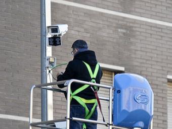 Un operari treballant per posar els radars fotogràfics al carrer del Pont Ramon Ferrandis