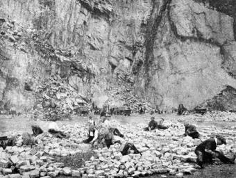 Diferents imatges de la carbonera de Caldes i dels treballadors, procedents de l’arxiu de Raquel Castellà