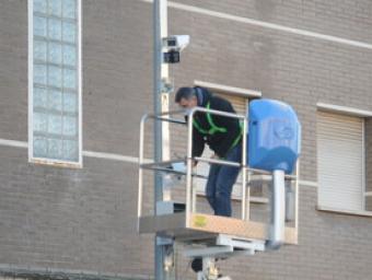 Un operari instal·lant les càmeres al carrer del Pont Ramon Ferrandis