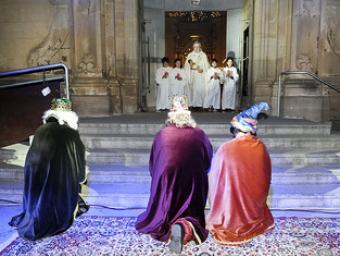Adoració dels Reis a la festa davant de l’església amb el diaca i un grup d’escolans la nit del 5 de gener d’aquest 2015 Ramon Ferrandis