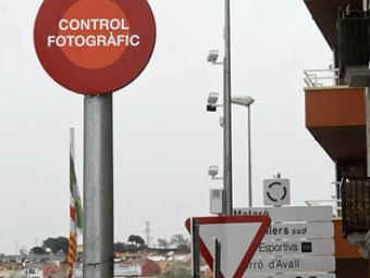 Un senyal anuncia el control fotogràfic a la rotonda de Can Mònic Ramon Ferrandis