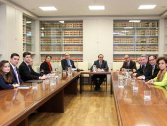 Els alcaldes a Madrid amb responsables de Foment i la diputada del PP Dolors Montserrat