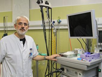 El doctor Joan Saló, a la sala d’endoscòpies de l’Hospital Universitari de Vic