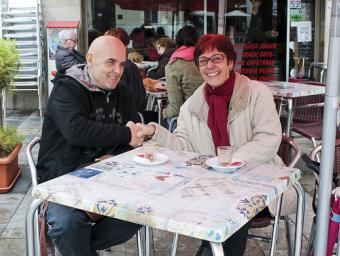 Juan Gallardo i Carme Coll se saluden aquest dimecres al migdia a la plaça Prat de la Riba de Mollet 28 anys després de l’episodi Josep Villarroya