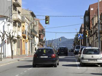 El semàfor al carrer Catalunya de Llerona es posa en vermell si se superen els 50 quilòmetres per hora Ramon Ferrandis