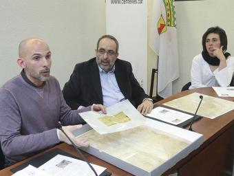 En primer terme, el restaurador Toni Esparó amb l’alcalde Miquel Arisa i la regidora Anna Chávez Jordi Puig
