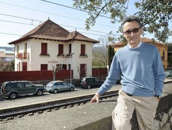 L’arquitecte Lluís Cuspinera davant de la torre d’estil noucentista projectada per Enric Sagnier a la Ronda del Carril  Ramon Ferrandis