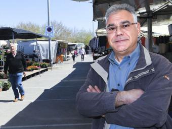 Francesc Rivera, l’alcaldable pel PSC,  al mercat setmanal de Torelló Jordi Puig