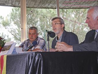 Joan Lagunas, amb els alcaldes dels dos municipis, a la presentació del llibre Sagi Serra