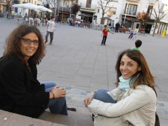 Neus Bulbena, a l’esquerra, alcaldessa de la Garriga quan es va fer la reforma de les places, i l’actual alcaldessa, Meritxell Budó dimarts a la plaça Griselda Escrigas