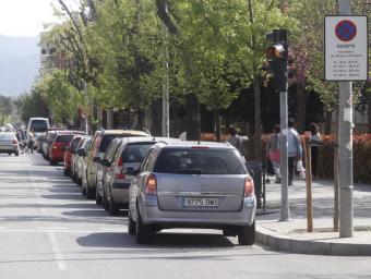 Vehicles aparcats al carrer Roger de Flor amb el cartell que ara permet fer-ho Griselda Escrigas