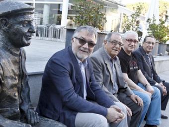 D’esquerra a dreta, Gassó, Costa, Font i Ribas, asseguts a la plaça de l’Ajuntament al costat de l’escultura que va fer Silvio Pérez Carralero i que r GRiselda Escrigas