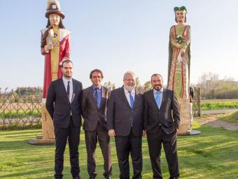 Els tres fundadors de l’empresa, amb Salvador Esteve i els nous gegants de Roda 
