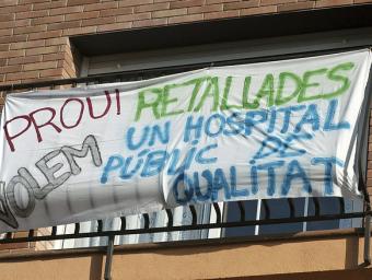 Algunes pancartes mostren la protesta de ciutadans contra el que consideren una retallada en els serveis de l’Hospital Jordi Blas