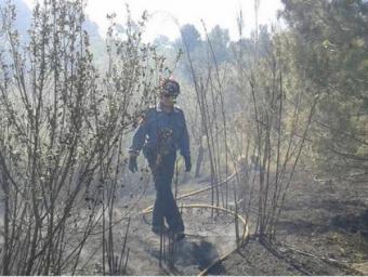 Un bomber, treballant en l'incendi Bombers de la Generalitat