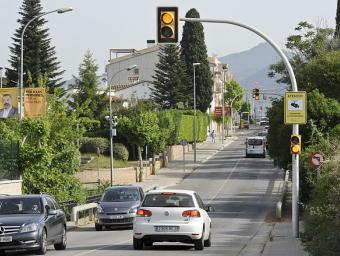 Uns rètols rectangular avisen els conductors del control semafòric amb càmeres al carrer Catalunya de Llerona RAMON FERRANDIS