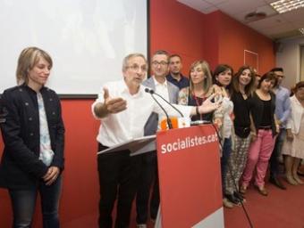Josep Mayoral s’adreça als militants al local del PSC després de revalidar la majoria absoluta Xavier Solanas