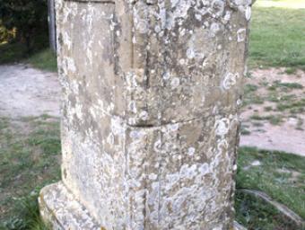 El suport de pedra sense la part superior on hi havia la imatge sostreta Joan Capdevila
