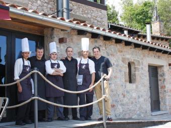 Foto de família de tot l’equip que treballa al restaurant Mític de Camprodon, amb Joan Juncà, l’últim per la dreta Ruth Espuny