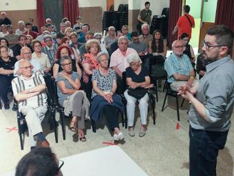 El regidor Jordi Casals, en primer terme, durant l’assemblea al centre cívic del barri de Montserrat Jordi Puig