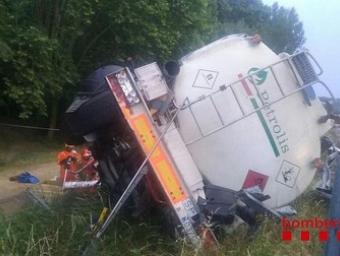 Imatge de la cisterna afectada per l’accident mig bolcada fora de la calçada de l’AP-7 Bombers de la Generalitat