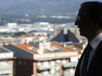 Josep Mayoral amb la ciutat de fons al Puig de les Forques Ramon Ferrandis