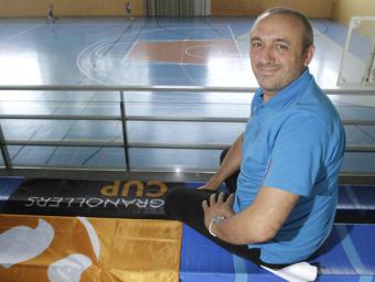 Joan Toro, coordinador de la Cup a Vilanova, al pavelló amb una de les banderes del torneig que el decoraran Griselda Escrigas