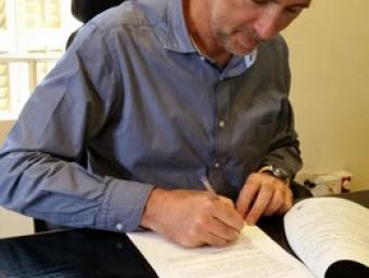 Enric Olivé signa el decret d’alcaldia que reparteix les atribucions als regidors d’ERC i la CUP