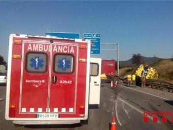 L’ambulància accidentada al voral de l’AP-7 a Mollet Bombers de la Generalitat