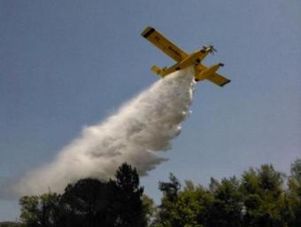 Un dels hidroavions actuant al foc de la Batllòria @pepmollevi