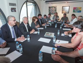 La consellera Borràs, a l’esquerra al mig de la taula, parlant amb els alcaldes del Lluçanès, divendres Martí Font 