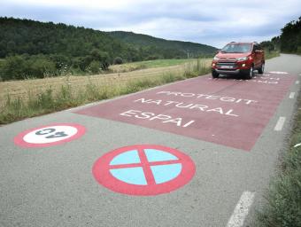 A la riera de Merlès, en terme de Lluçà, hi ha diverses senyalitzacions pintades al terra mateix de la carretera ALBERT LLIMÓS