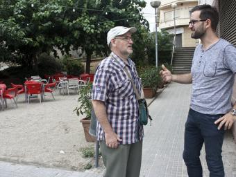 A la dreta, l’alcalde de la Roca, Albert Gil, conversant amb Josep Maria Cortés, fa pocs dies a la població J.V.