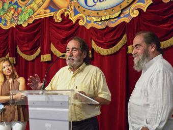 Josep Castells, al faristol, i Jordi Castells, en la presentació de l’exposició a Calella (Maresme) amb un dels decorats que van fer per La Cubana