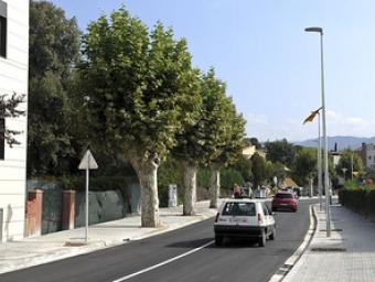 La nova imatge de la carretera de Sant Feliu, a l’Ametlla, amb les voreres i els escocells on es plantaran els arbres nous Ramon Ferrandis