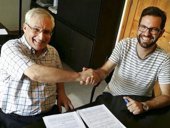 Rodolf Puigdollers i l’alcalde Albert Gil en la signatura de l’acord entre les dues parts a l’Ajuntament